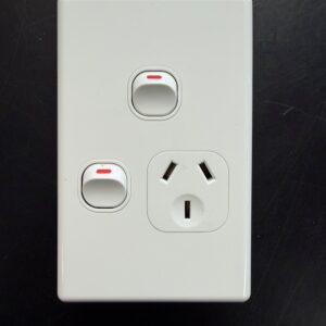 10A SINGLE POWERPOINT VERTICAL WITH EXTRA SWITCH WHITE